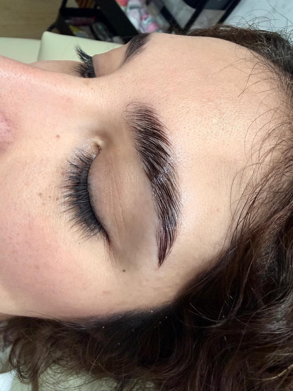 Resultado de laminado de cejas visto de lado